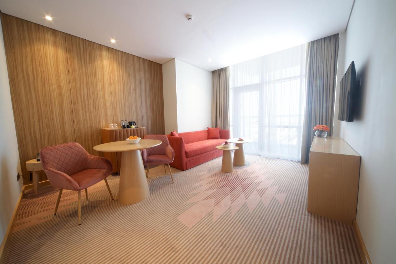 Novotel Jumeirah Village Triangle Dubai Bagian luar foto